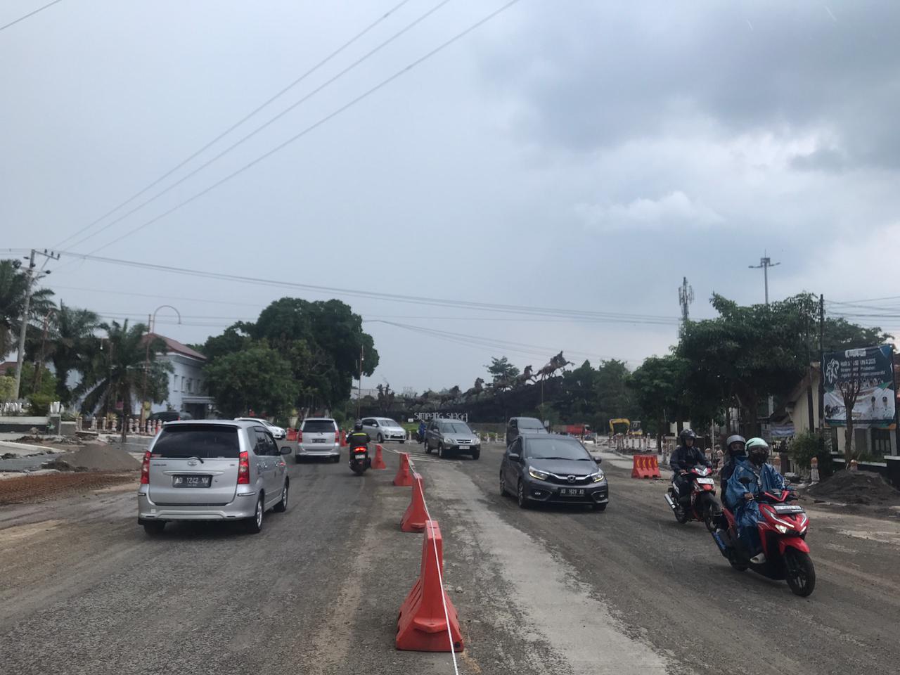 Kendaraan melintasi Jalan Pandanaran, kawasan Simpang Lima Boyolali, Kamis (25/12/2025).