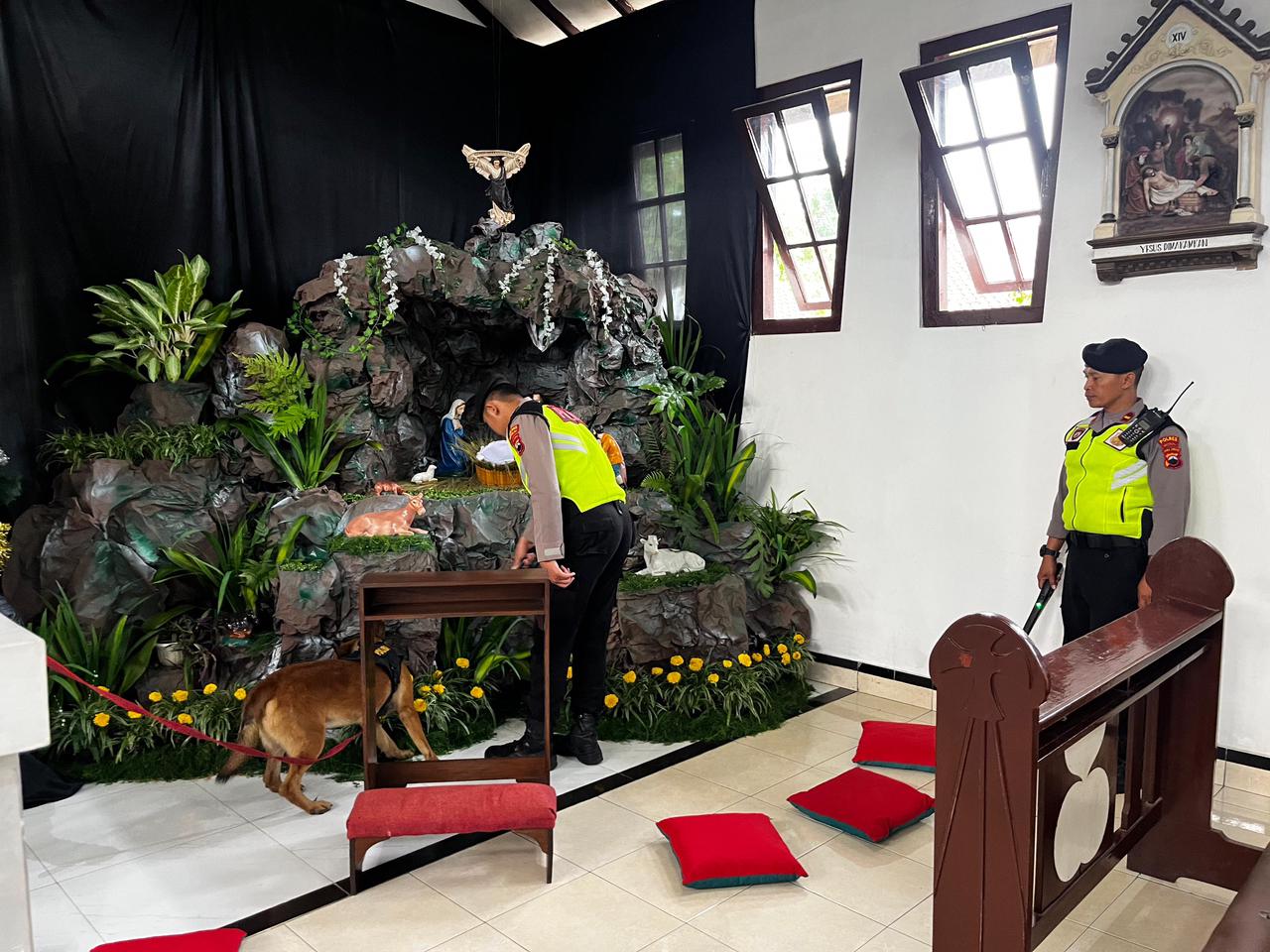 Tim K9 Polres Boyolali sisir gereja jamin pelaksaan ibadah aman dan lancar.