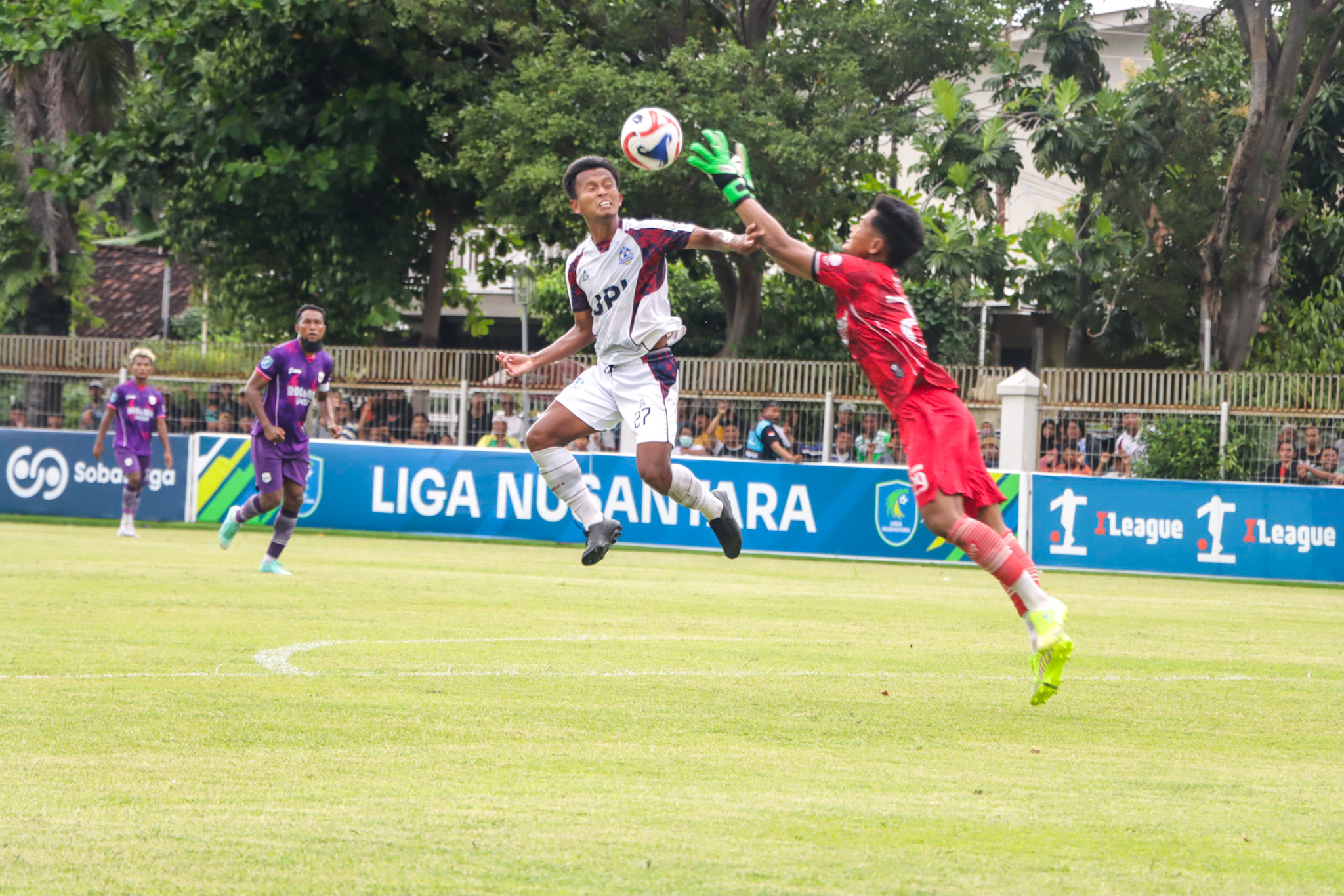 GAGAL REVANS: Laga Persika Karanganyar melawan RANS Nusantara Fc di Stadion Banyuanyar, kemarin sore (26/12).