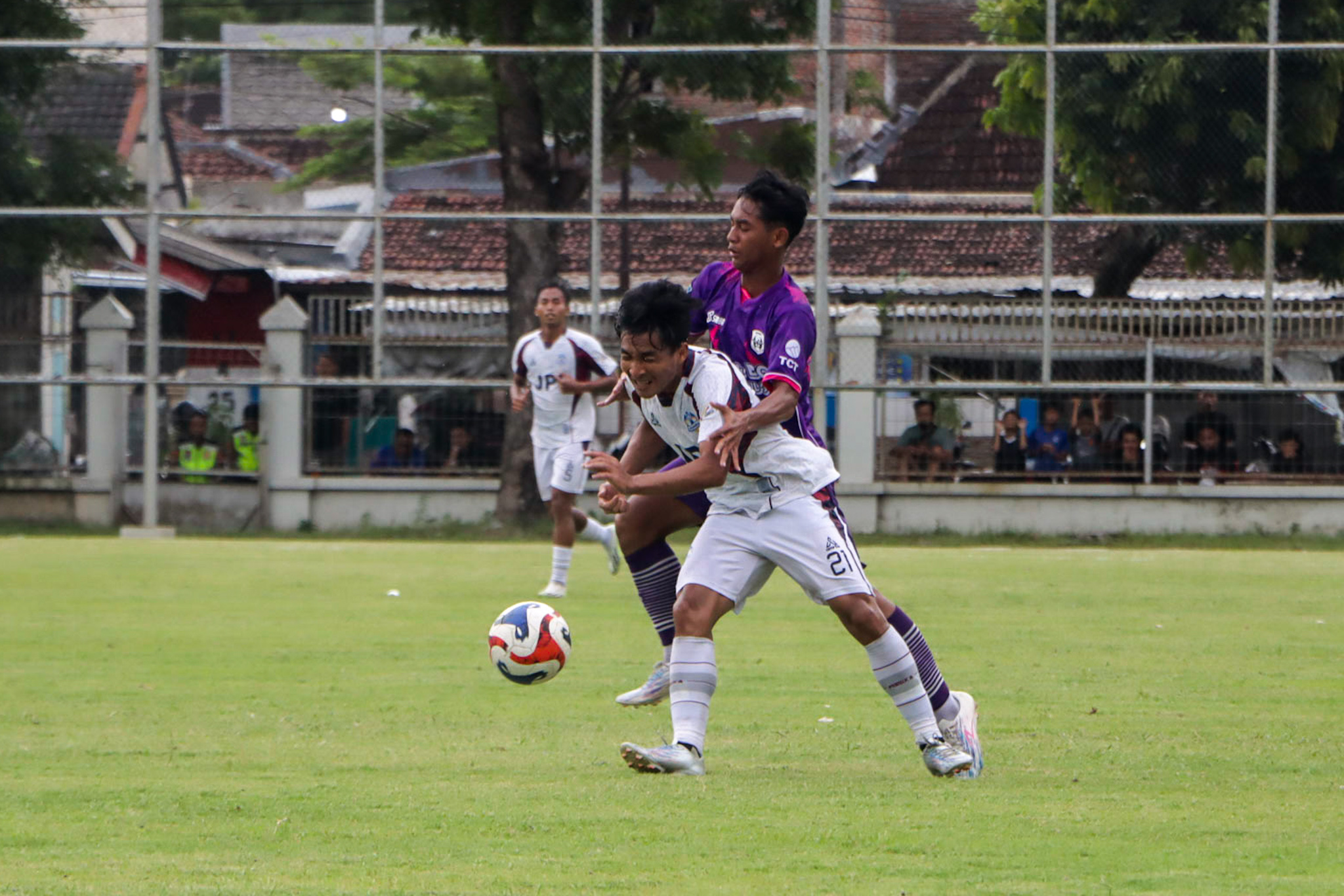 GAGAL REVANS: Laga Persika Karanganyar melawan RANS Nusantara FC di Stadion Banyuanyar, kemarin sore (26/12).