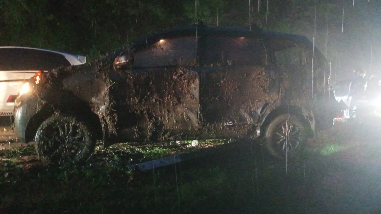 Kondisi mobil Toyota Avanza yang tertimpa material longsor jalan tembus Tawangmangu-Sarangan, Karanganyar, Jumat (26/12/2025). (Rudi Hartono/Radar Solo)
