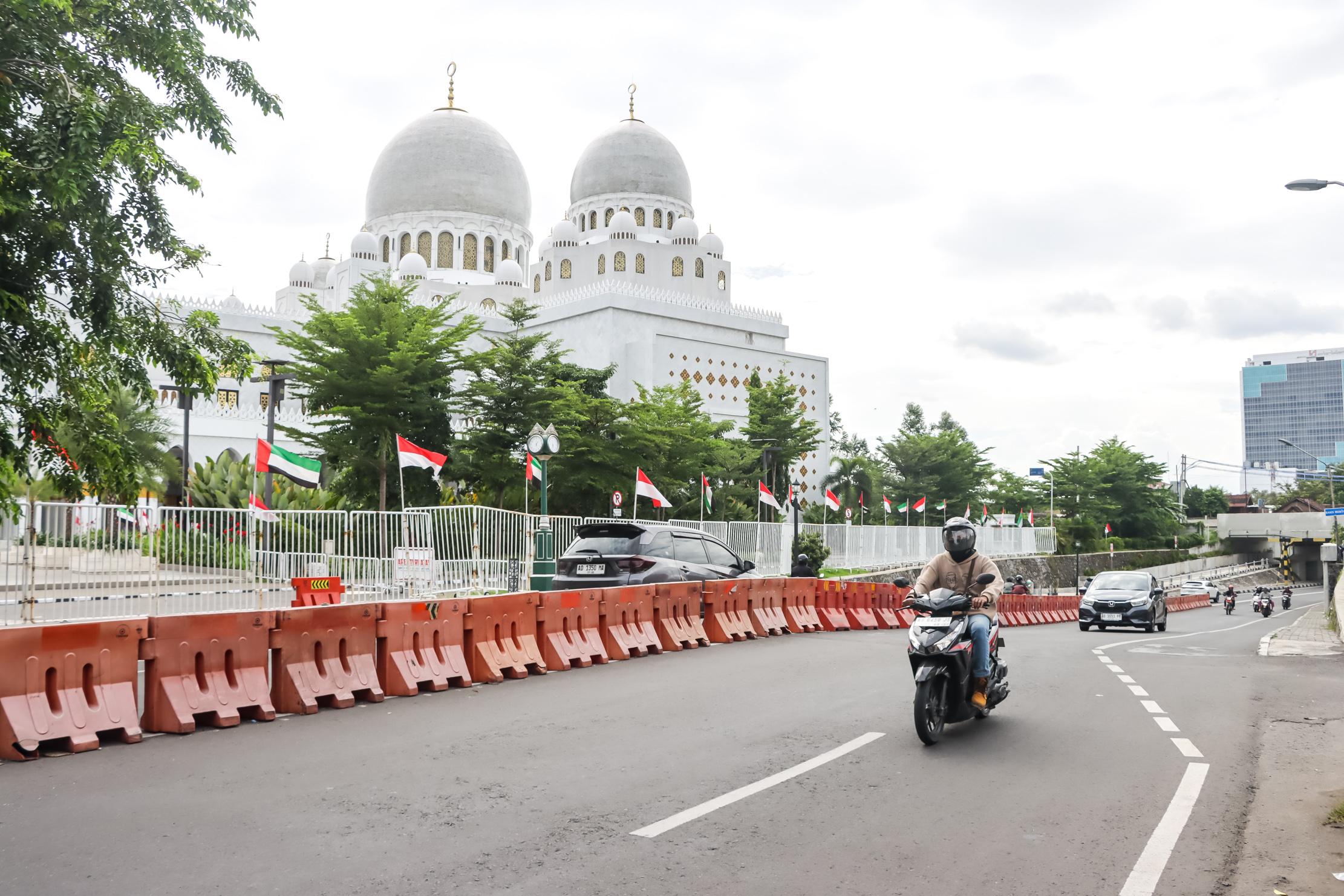 Prakiraan cuaca Solo 27 Desember 2025: cerah berawan pagi, hujan ringan&ndash;sedang sore hingga malam di semua kecamatan.