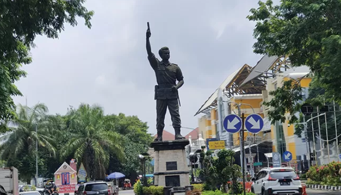 Patung Slamet Riyadi di kawasan Gladak, jadi ikon Kota Solo.
