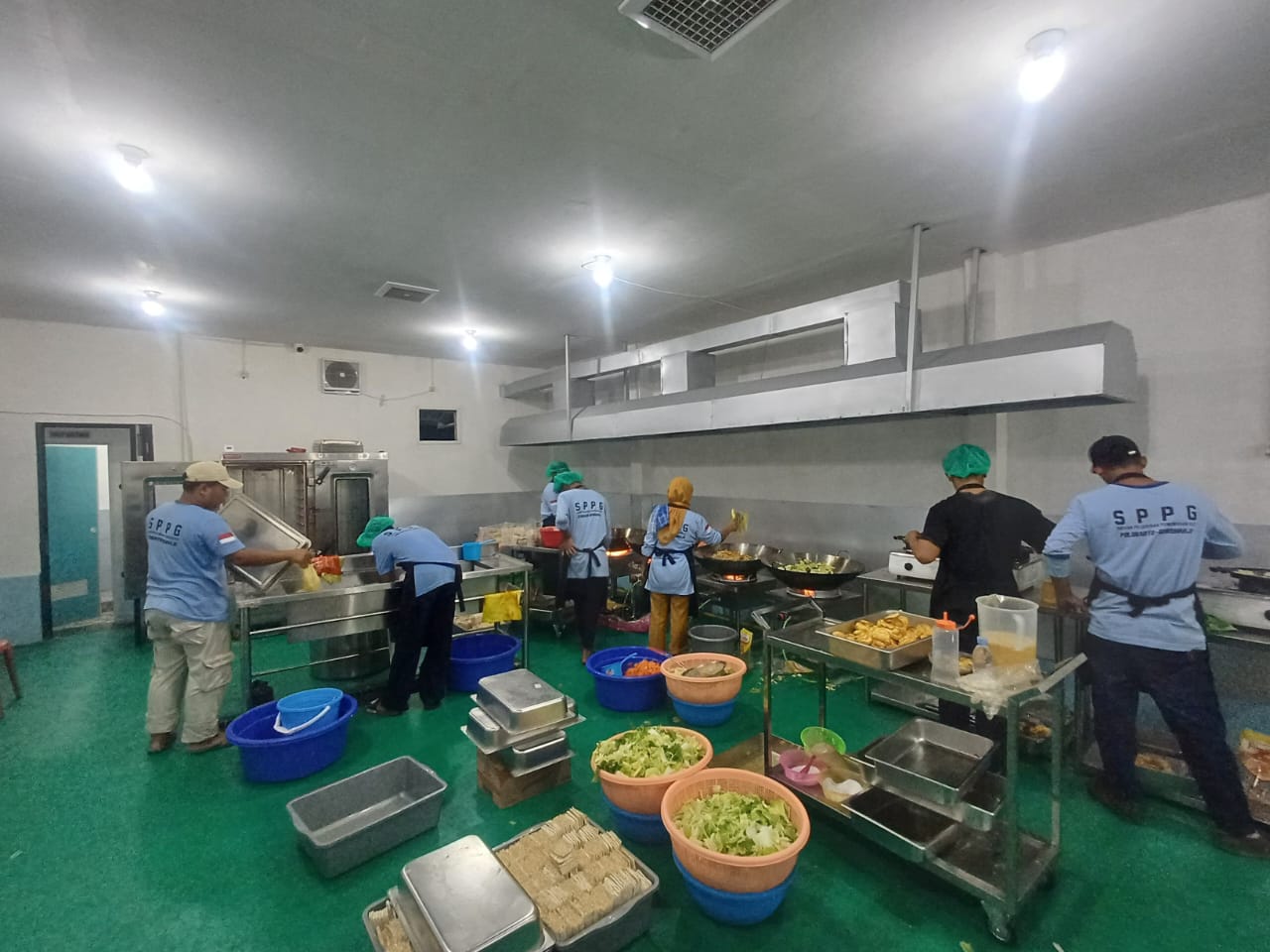 Pengoahan menu makan bergizi gratis (MBG) di salah satu satuan pelayanan pemenuhan gizi (SPPG) di Sukoharjo.