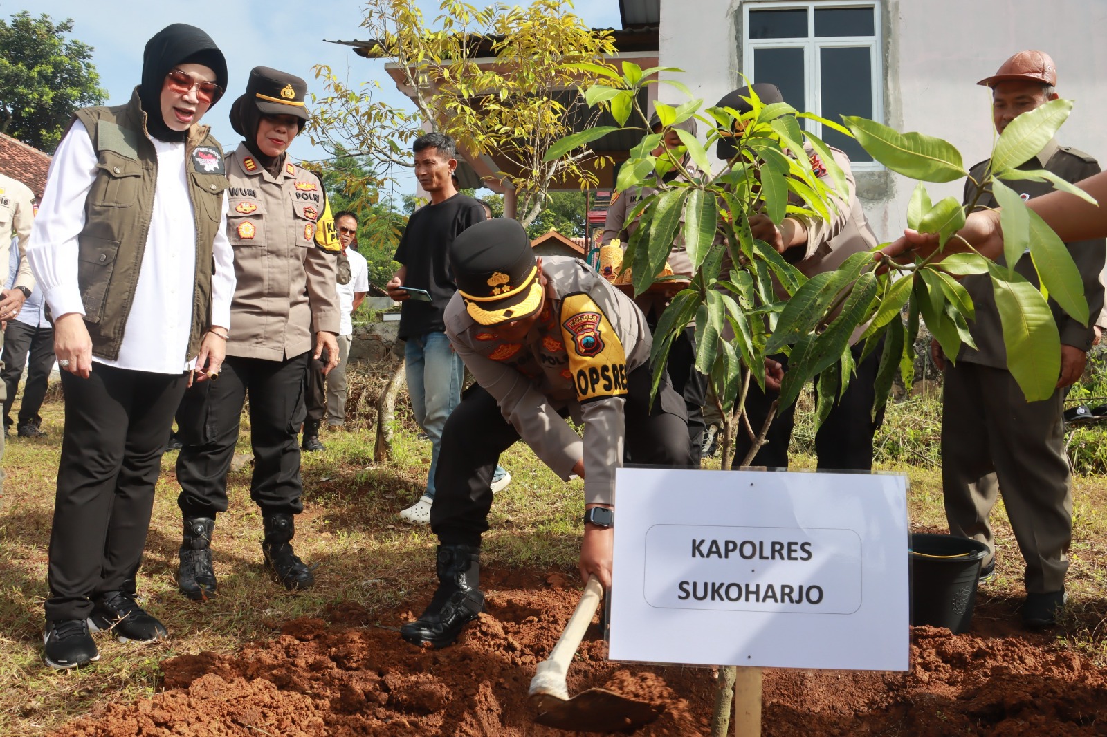 Kapolres Sukoharjo AKBP Anggaito Hadi Prabowo&nbsp;dan Bupati Etik Sruyani tanam bibit pohon di Dusun Sanggang RT 01/01, Desa Sanggang, Kecamatan Bulu, Jumat (26/12).