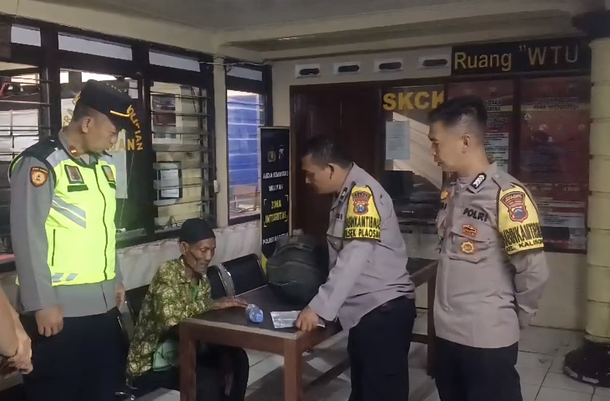 Anggota Polres Karanganyar meminta keterangan kakek yang tersesat di Kota Karanganyar. (Rudi Hartono/Radar Solo)