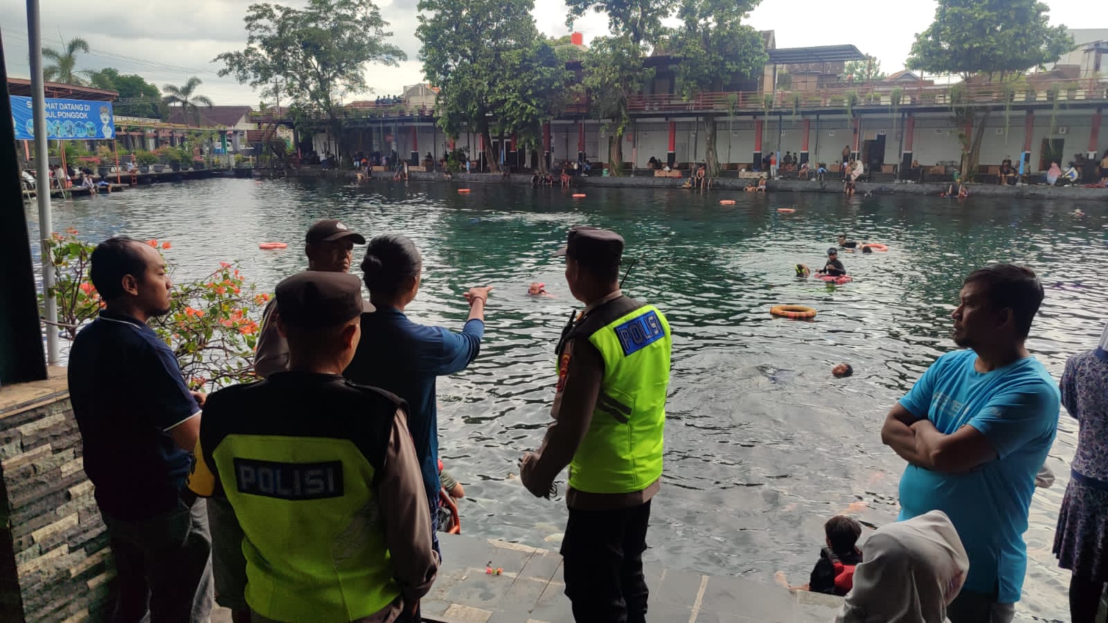Polisi olah TKP kasus wisatawan tenggelam di Umbul Ponggok, Kecamatan Polanharjo, Klaten, Kamis (26/12/2025). (Angga Purenda/Radar Solo)