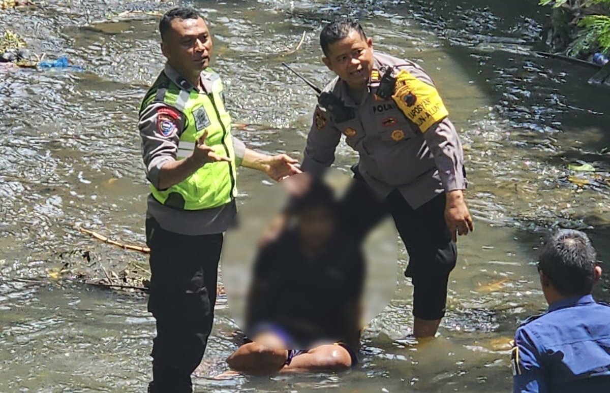 SYOK: Proses evakuasi terhadap penghuni RPSDM yang melompat ke sungai di Kecamatan Klaten Tengah, Klaten