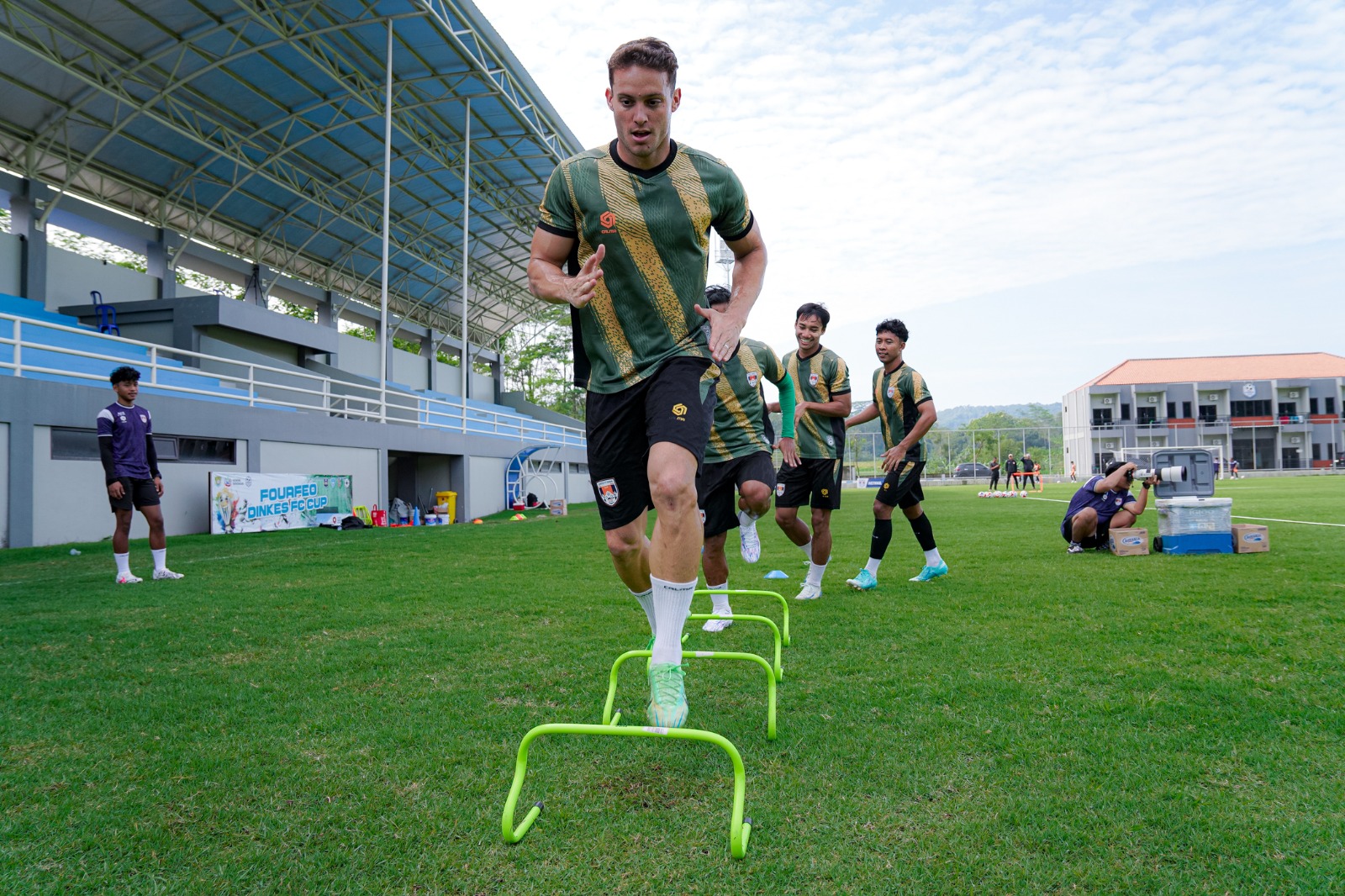 PINDAH KANDANG: Pemain asing Kendal Tornado FC jalani latihan, belum lama ini.