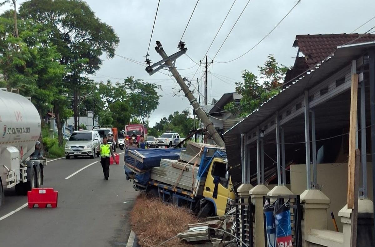 Truk tabrak tiang listrik dan rumah di Griripurwo, Wonogiri, Jumat (26/12). (Iwan Adi Luhung/Radar Solo)