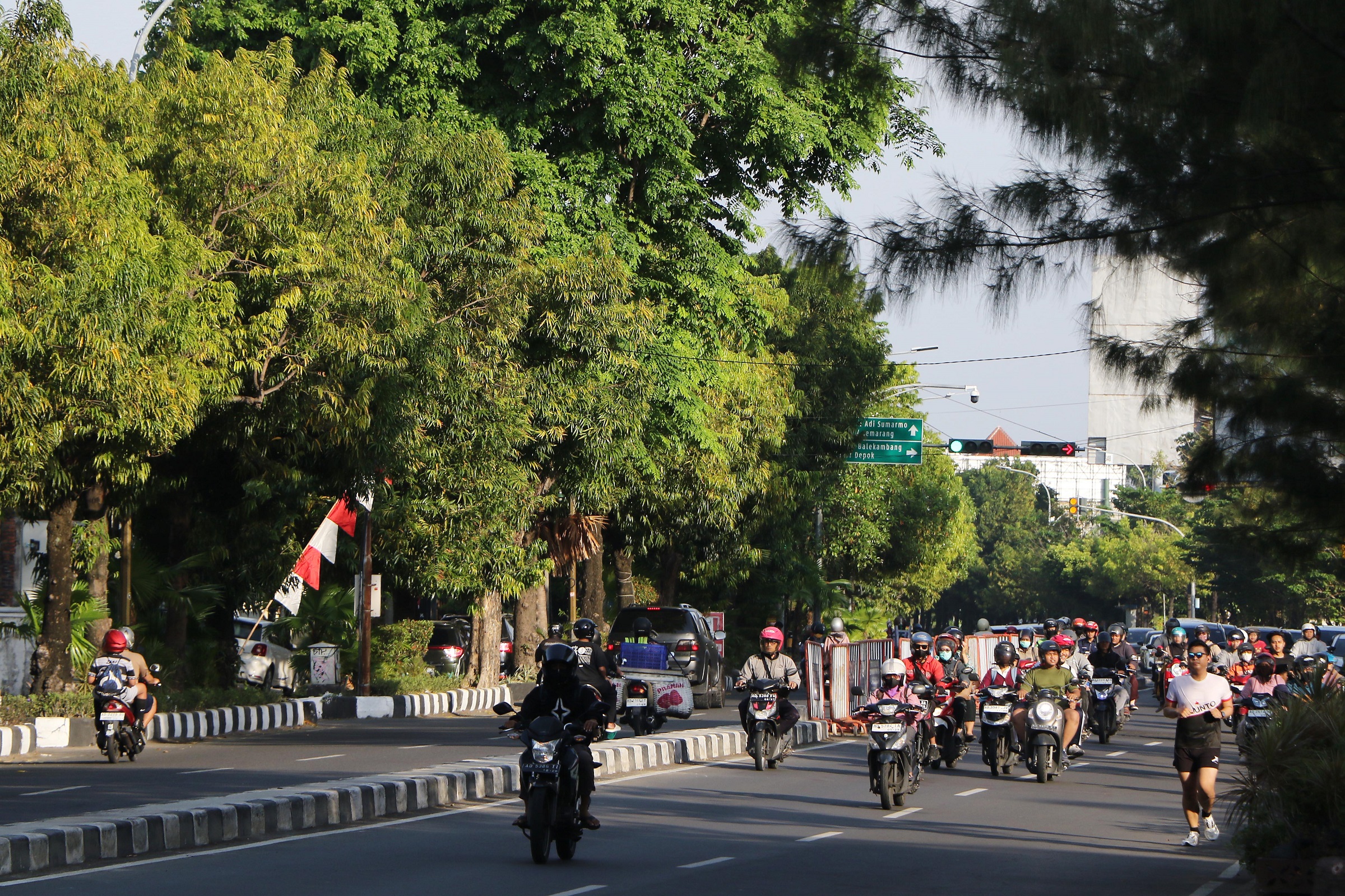 Prakiraan cuaca Solo Minggu 28 Des 2025: pagi cerah berawan, sore hingga malam berpeluang hujan ringan di semua kecamatan.