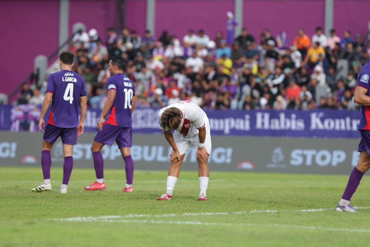 Striker Persis Solo Kodai Tanaka lesu usai gagal cetak gol ke gawang Persik Kediri di Stadion Brawijaya (27/12/2025)