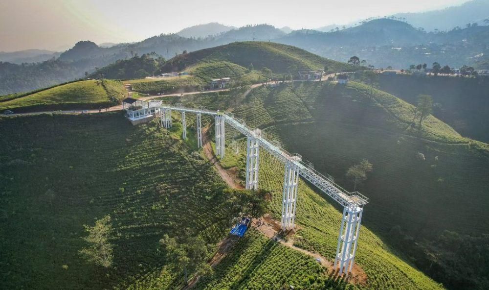 Rasakan sensasi mendebarkan di Jembatan Kaca Kemuning Sky Hills Karanganyar, sambil nikmati panorama kebun teh & sunset.