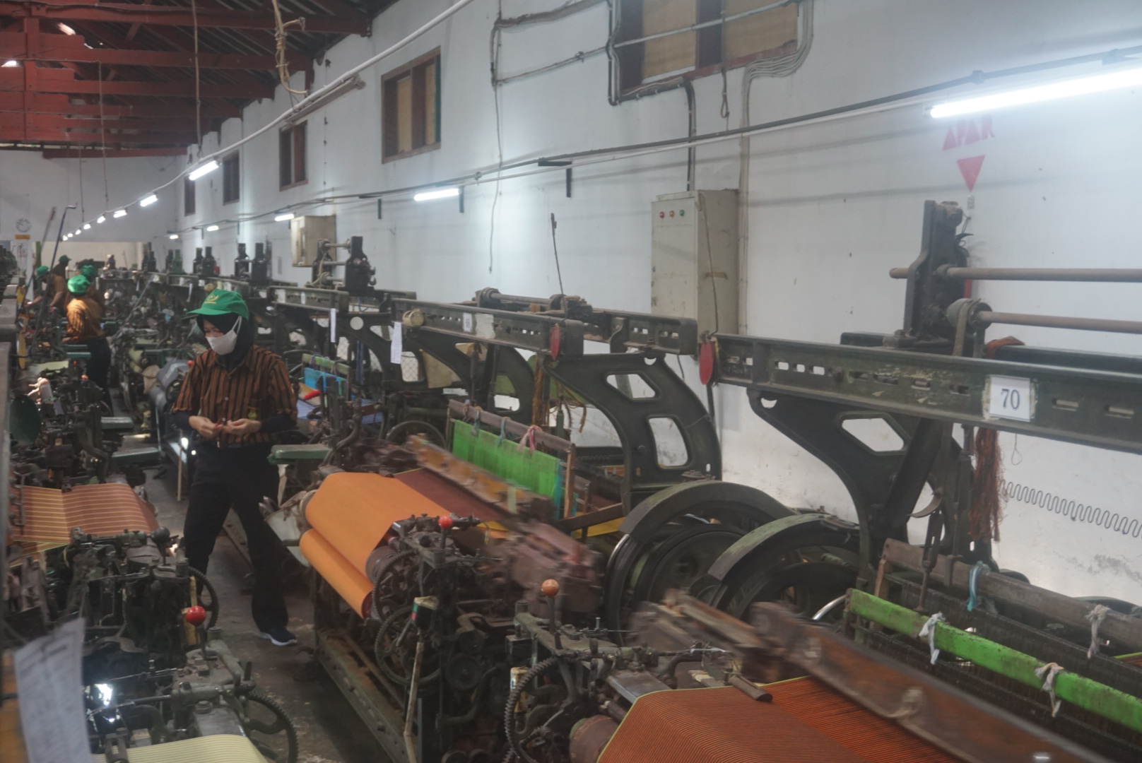 Sejumlah buruh memproduksi kain lurik di Desa Bendo, Kecamatan Pedan, Klaten. (Angga Purenda/Radar Solo)