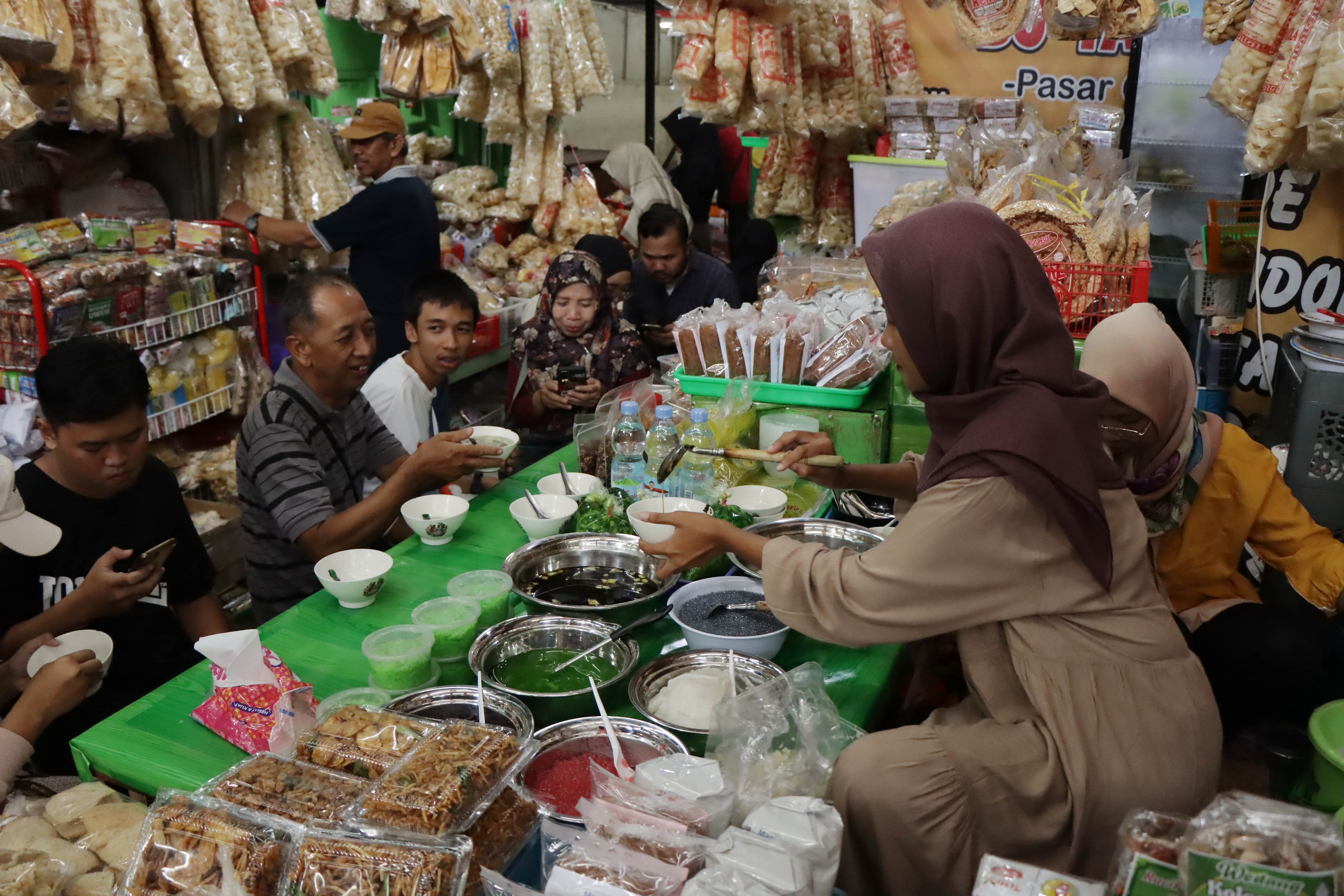 Pasar Gede Solo selalu menjadi magnet wisatawan luar kota. (Arief Budiman/Radar Solo)