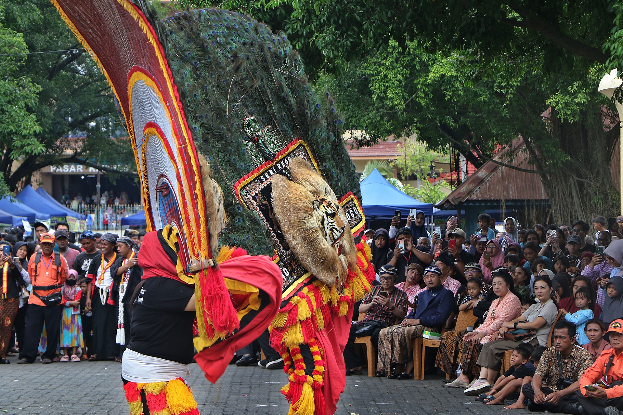 Ririn beraksi memainkan reog berbobot 70 kilogram di arena Keraton Surakarta, Sabtu (27/12).