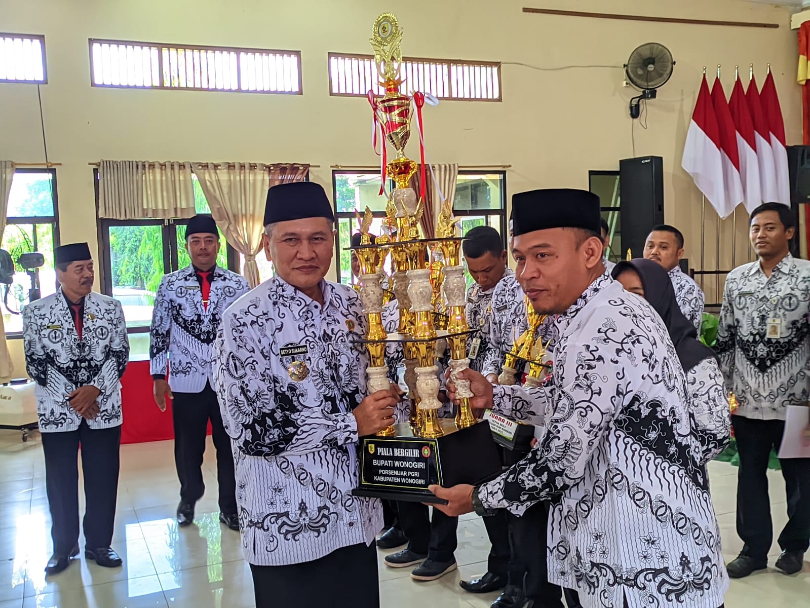 Bupati Wonogiri Setyo Sukarno memberikan piala pada perwakilan pemenang dalam Pekan Olahraga Seni dan Pembelajaran PGRI Wonogiri di Gedung PGRI Wonogiri, Sabtu (27/12/2025).