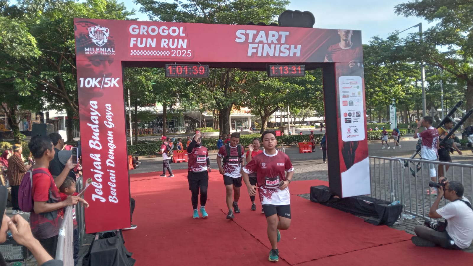 Peserta Grogol Fun Run di Sentra Niaga Solobaru, Kecamatan Grogol tiba di garis Start-Finish, Minggu (28/12)