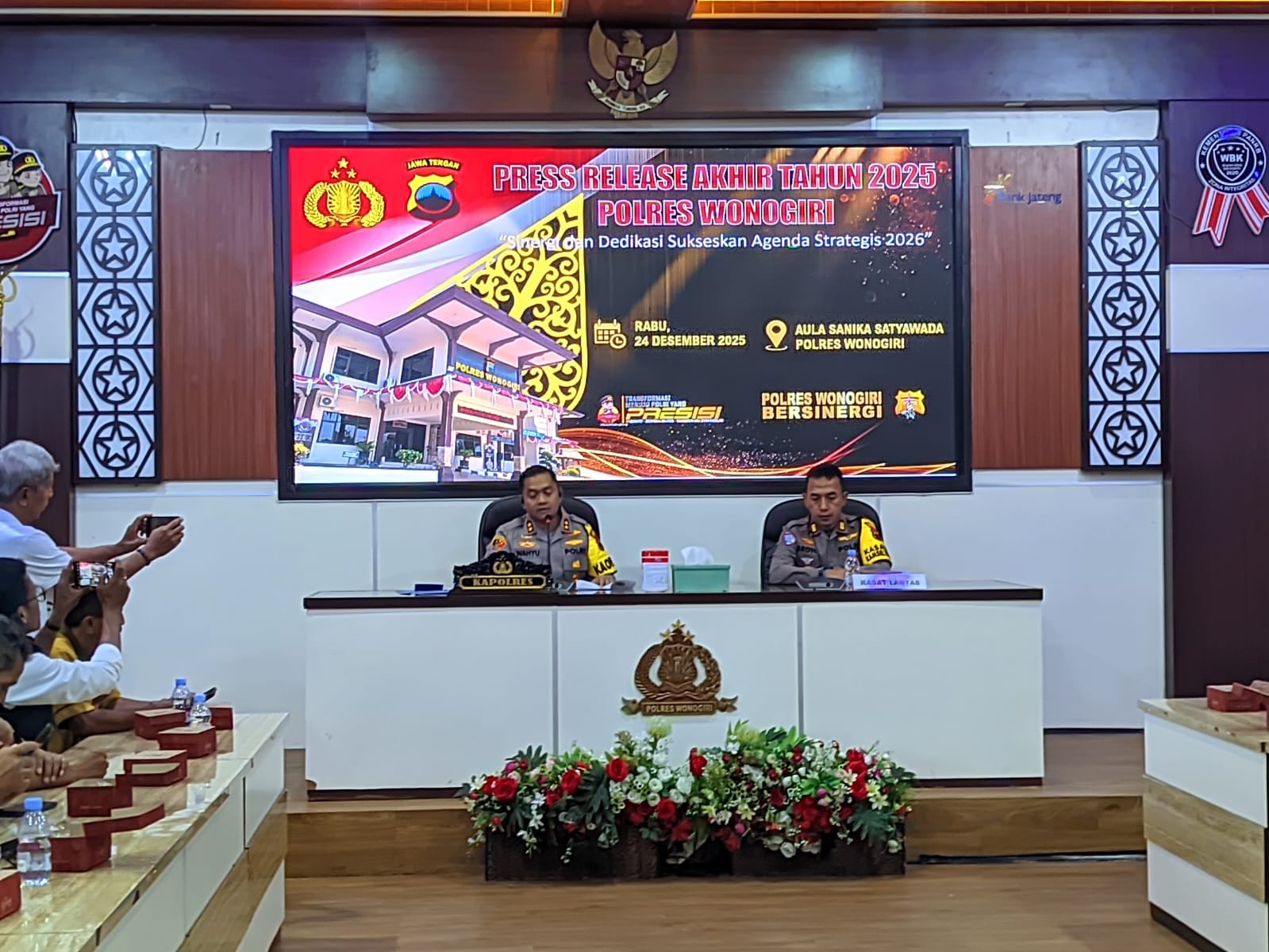 Konferensi pers Polres Wonogiri tentang capaian kinerja penanganan lalu lintas sepanjang tahun 2025 belum lama ini.