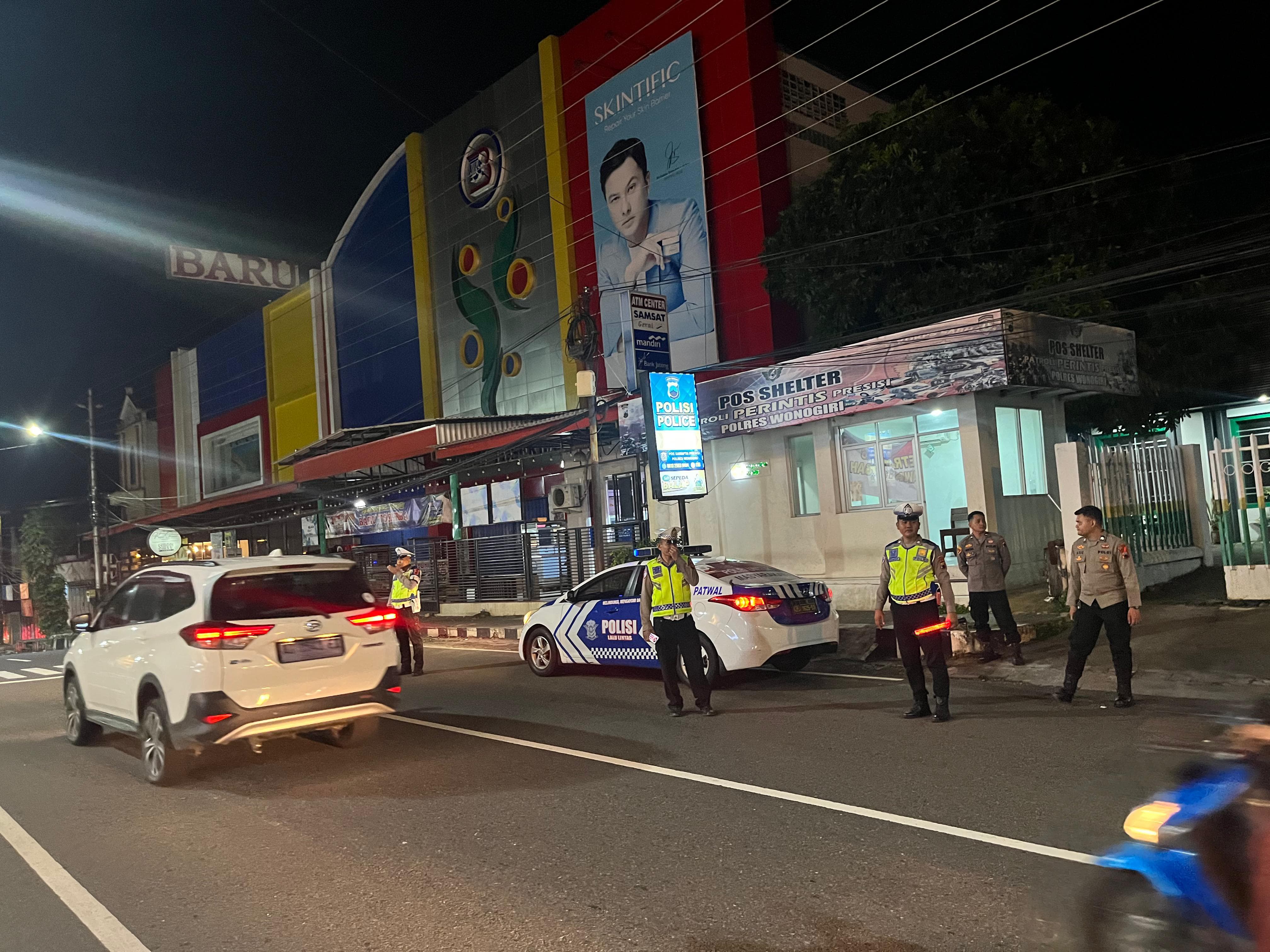 Tim urai Satlantas Polres Wonogiri diterjunkan pada Sabtu (27/12/2025) malam.