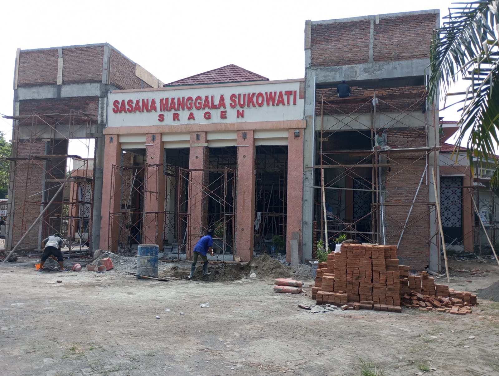 Proyek pembangunan gedung Sasana Manggala Sukowati (SMS) yang molor. (Ahmad Khairudin/Radar Solo)