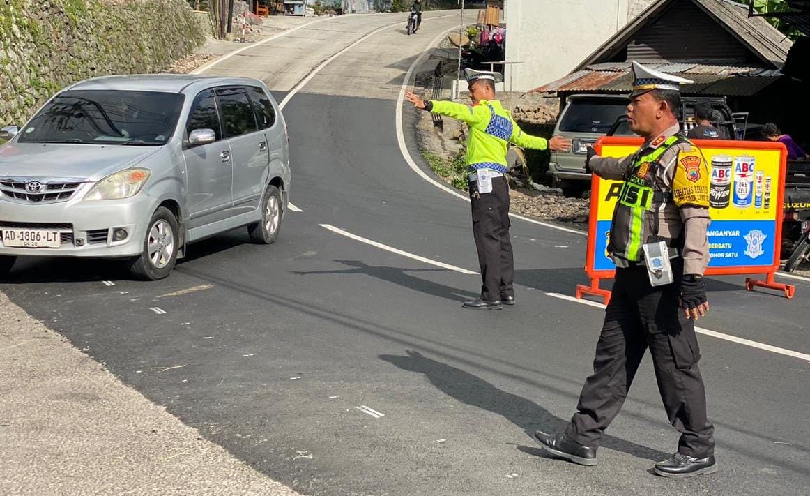 Pengalihan arus lalu lintas di jembatan Sudimoro, Kecamatan Karangpandan, Karanganyar di libur Nataru, Minggu (28/12/2025). (Rudi Hartono/Radar Solo)