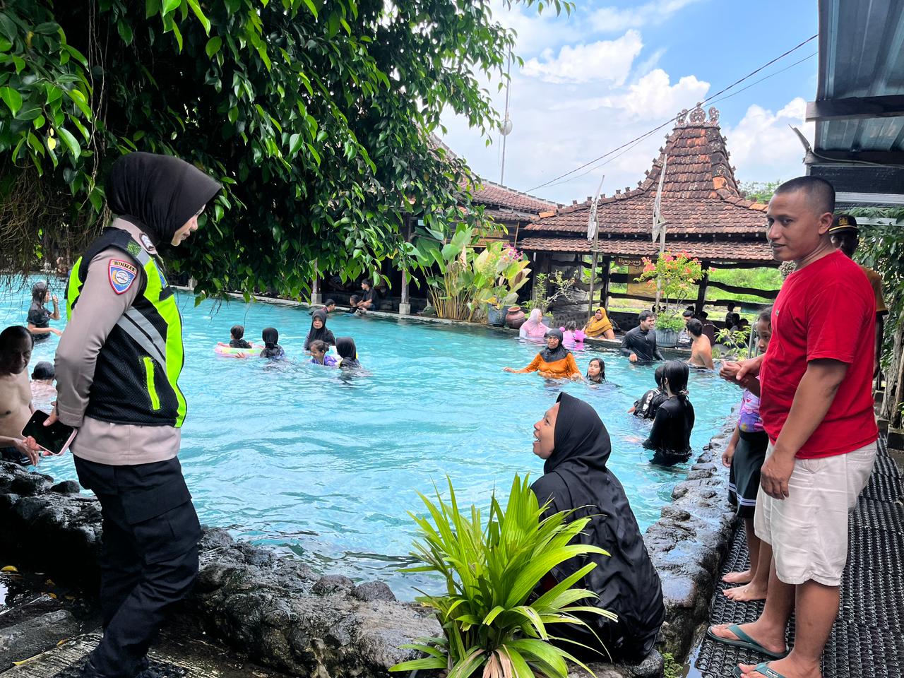 Jajaran Polres Klaten saat memberikan imbauan kepada wisatawan saat berkunjung ke objek wisata air di sejumlah umbul. (Dokumentasi Polres Klaten)