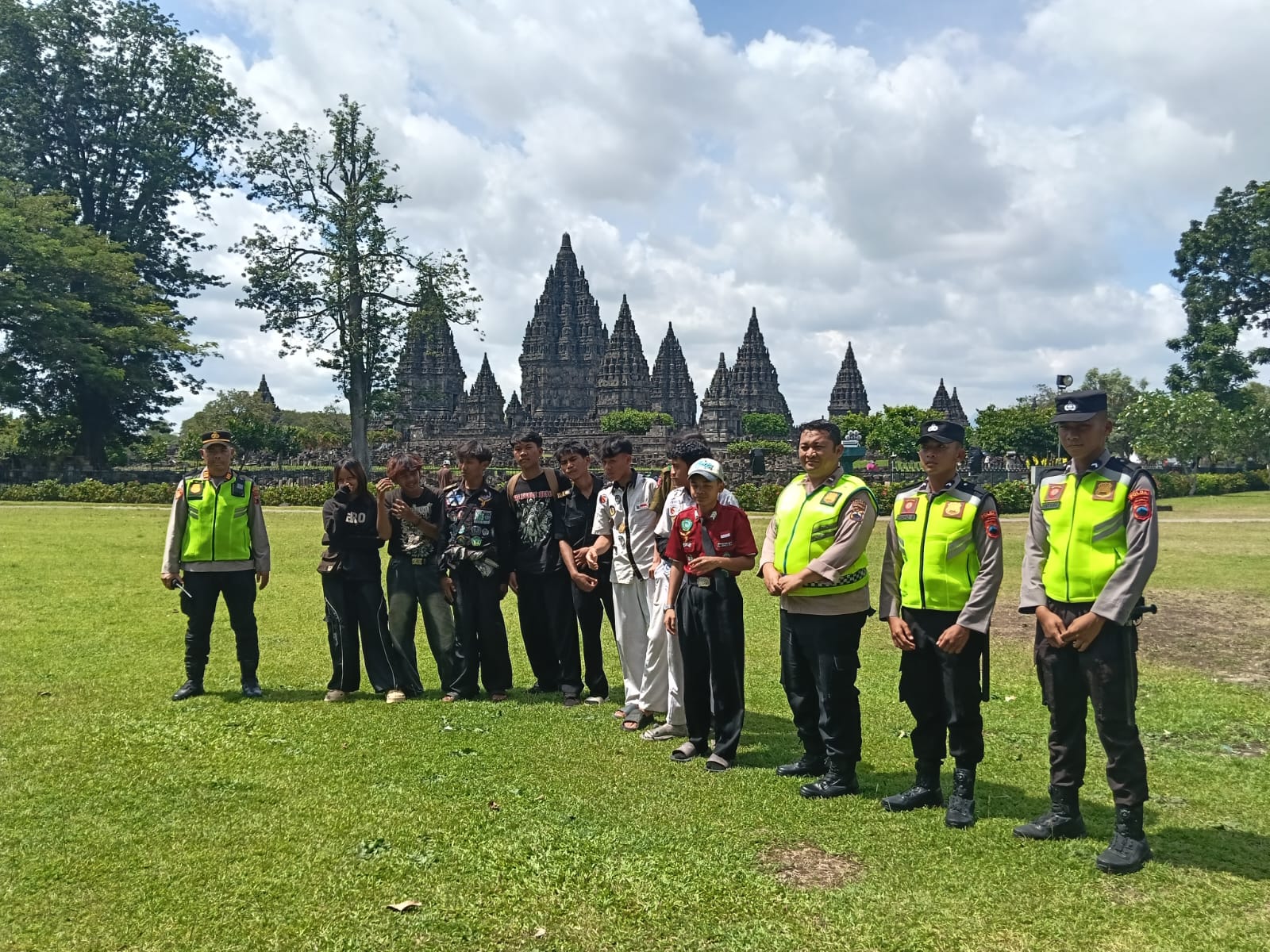 Sebanyak 10 pelajar yang diamankan diberi kesempatan berfoto di Candi Prambanan, Klaten. (Angga Purenda/Radar Solo)