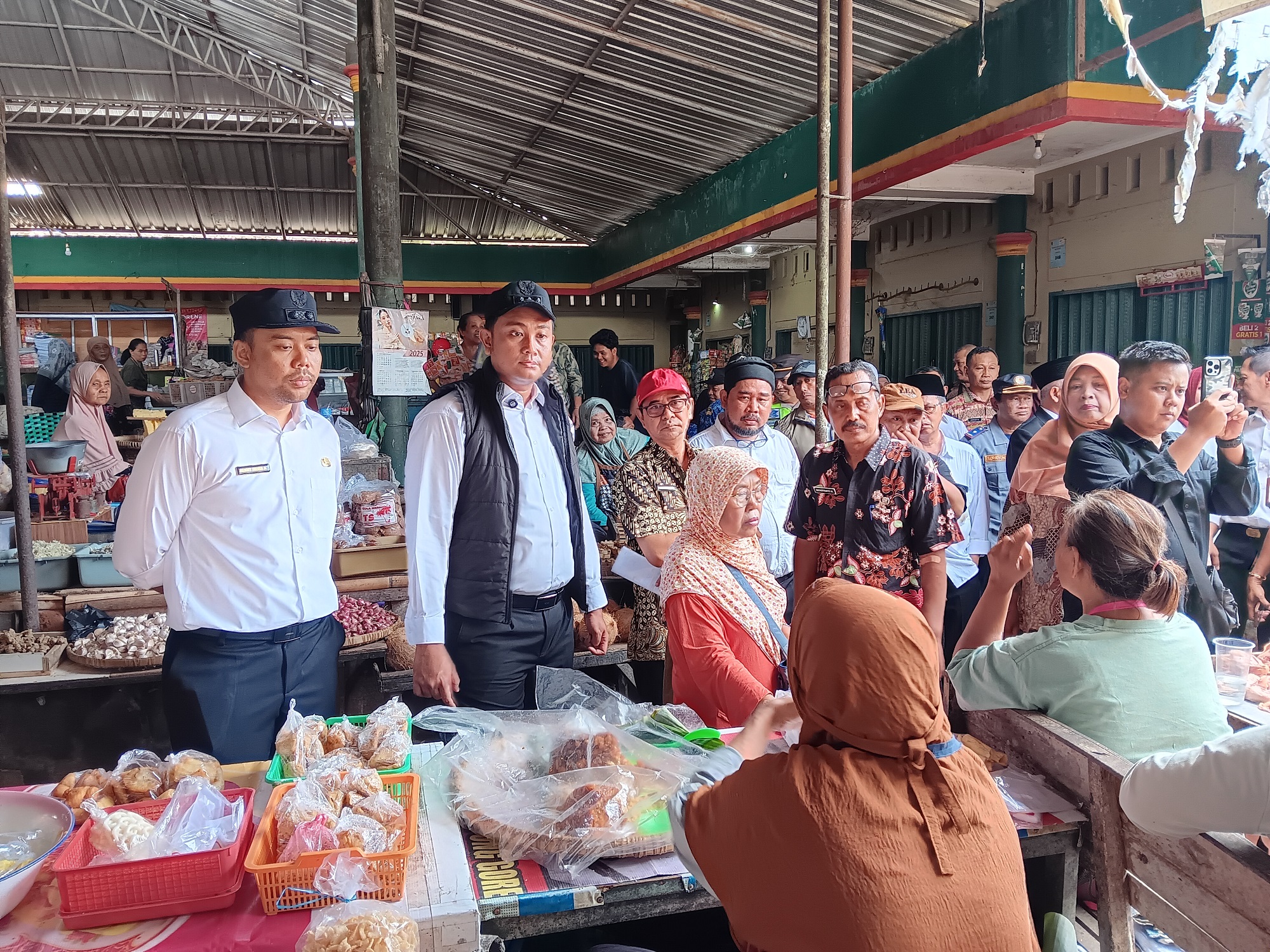 Bupati dan Wakil Bupati Klaten saat meninjau langsung kondisi Pasar Wedi, beberapa waktu lalu. (Angga Purenda/Radar Solo)