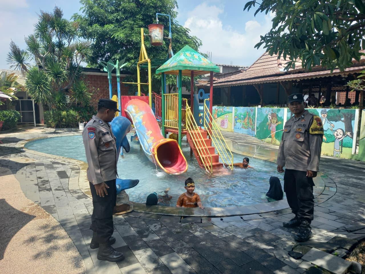 Jajaran Polres Sukoharjo memantau kolam anak-anak di salah satu objek wisata saat libur Nataru.
