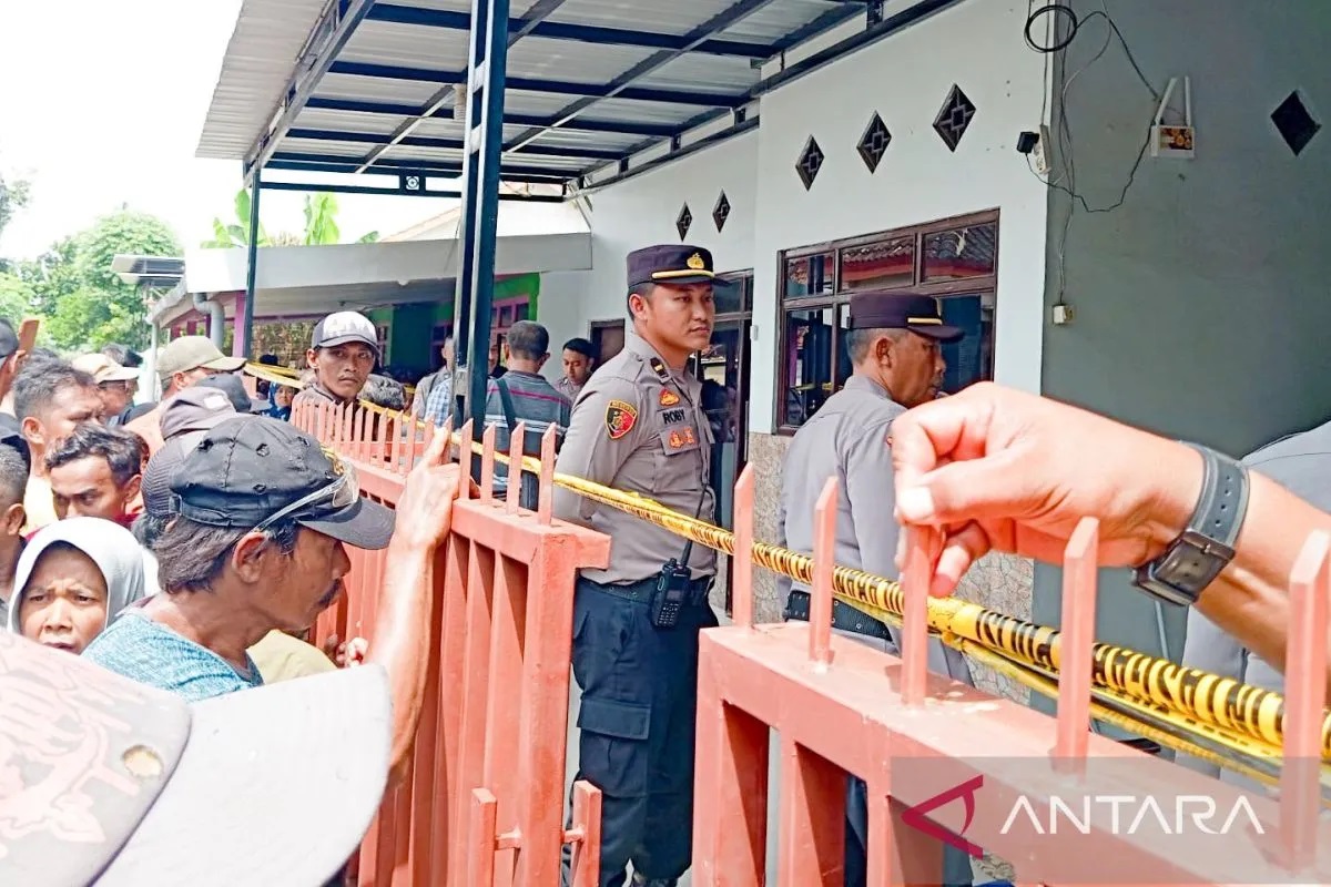 Fakta-fakta Satu Keluarga Tewas di Situbondo terungkap. Tiga korban ditemukan bersimbah darah, polisi dalami motif dan penyebabnya.