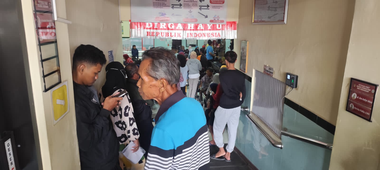 Kunjungan pasien di Puskesmas Sukoharjo Kota terpantau membeludak, Senin (29/12).