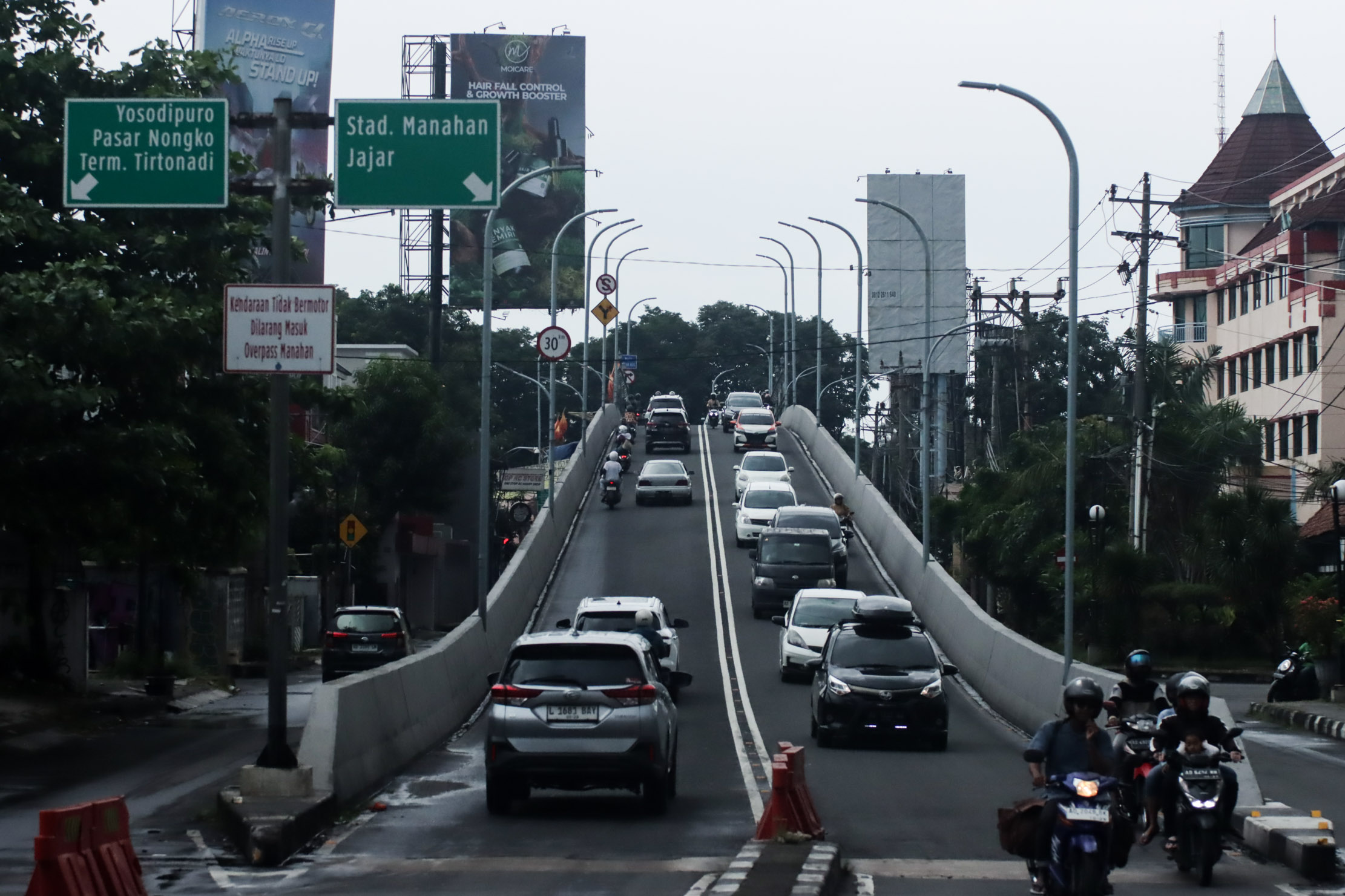 Prediksi cuaca Solo Senin 29 Desember 2025: pagi cerah berawan, sore hingga malam berpotensi hujan ringan&ndash;sedang di semua kecamatan.