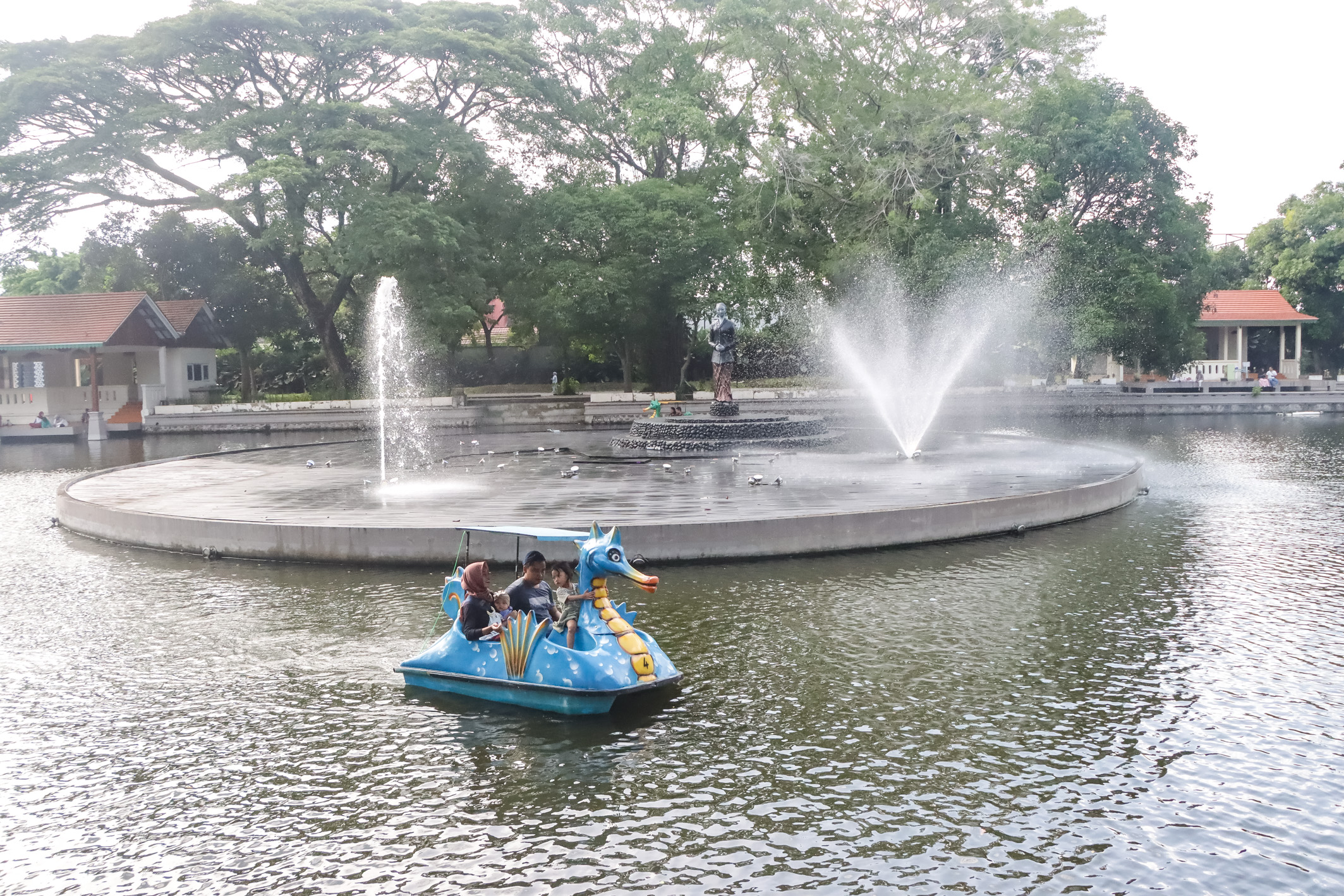 SAYANG ANAK: Masyarakat terlihat tengah asyik menikmati hari libur di Taman Balekambang.
