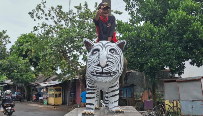 Suwari dan hasil karyanya patung Macan Putih yang kini viral di Kediri.