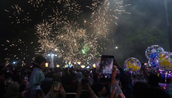 Suasana pesta kembang api saat CFN malam Tahun Baru 2025 di Kota Solo.