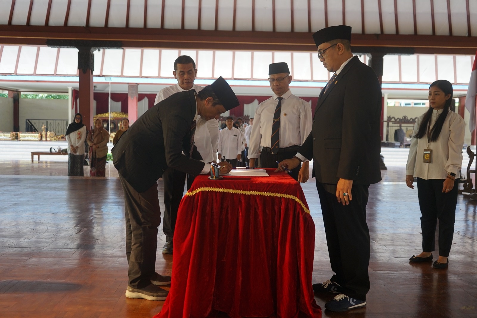 Rektor ISI Solo Bondet Wrahatnala (kanan) saat pelantikan Wakil Dekan FSP dan FSRD, Senin (29/12).