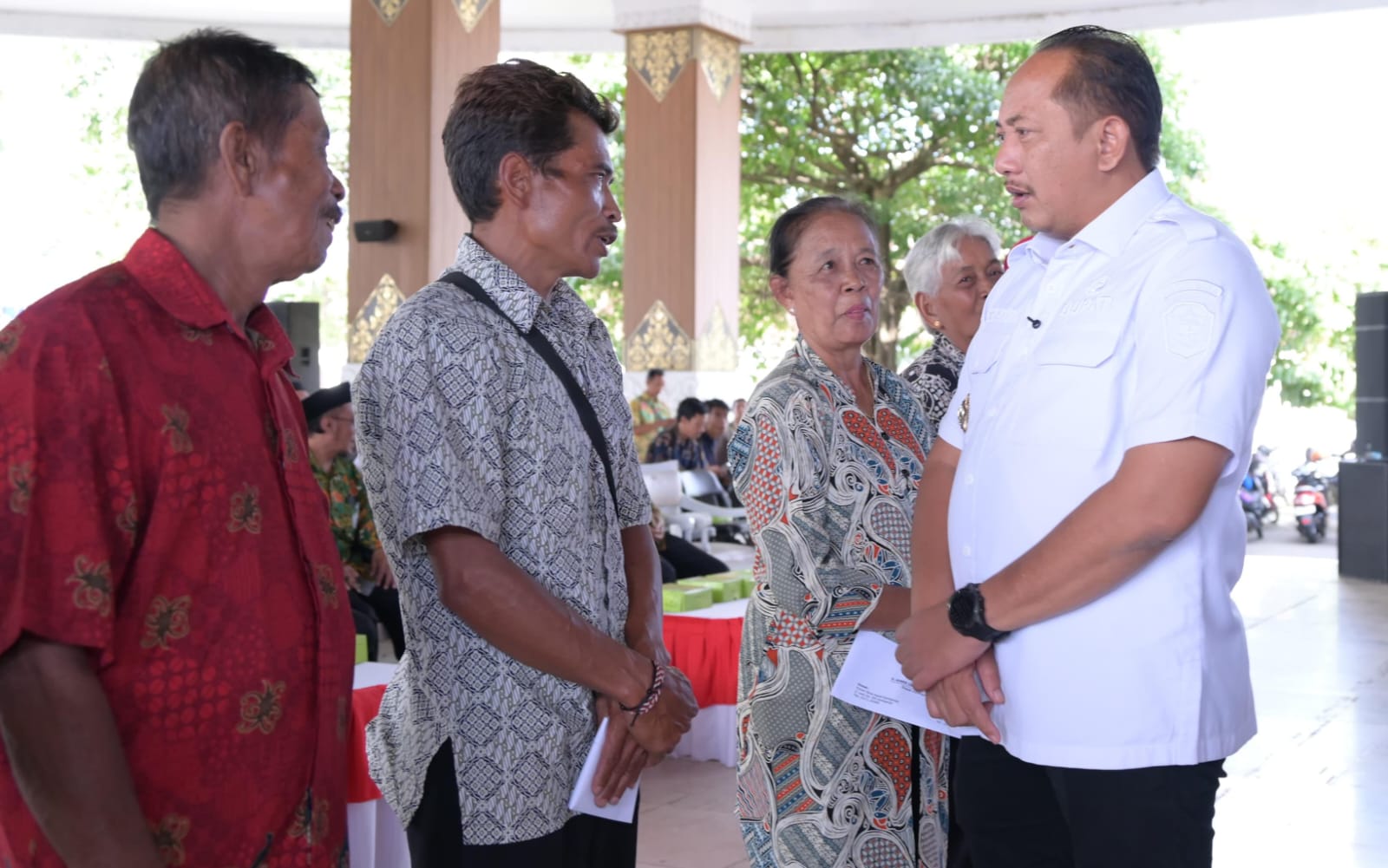 Bupati Karanganyar Rober Christanto secara simbolis menyerahkan insentif bagi guru keagamaan nonformal lintas agama, Senin (29/12/2025). (Rudi Hartono/Radar Solo)