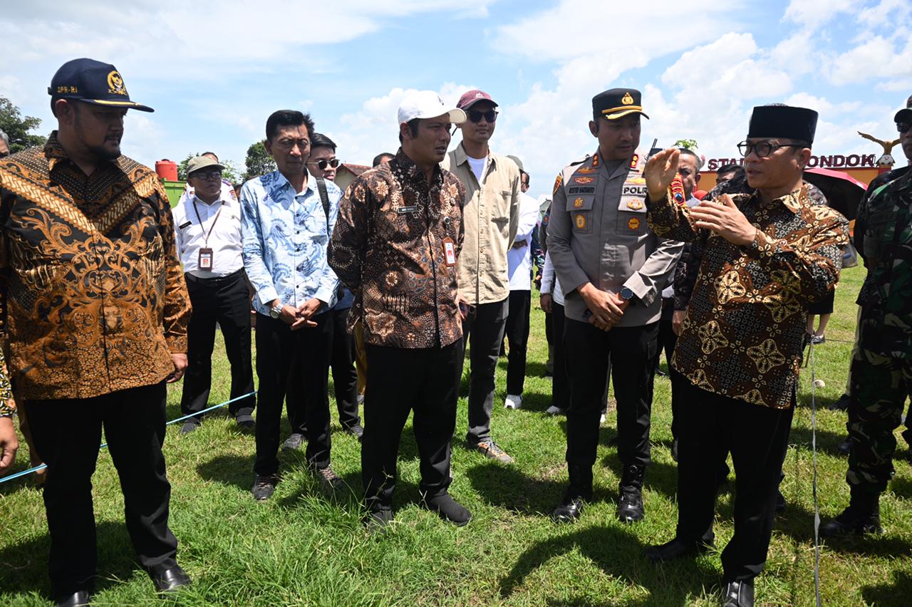 Menteri Desa, Pembangunan Daerah Tertinggal, dan Transmigrasi Yandri Susanto cek persiapan puncak peringatan Hari Desa Nasional 2026 di Lapangan Desa Butuh, Mojosongo, Boyolali, Senin (29/12/2025)