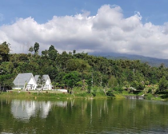 Destinasi ini menawarkan perpaduan sempurna antara udara sejuk pegunungan, pemandangan danau yang tenang.
