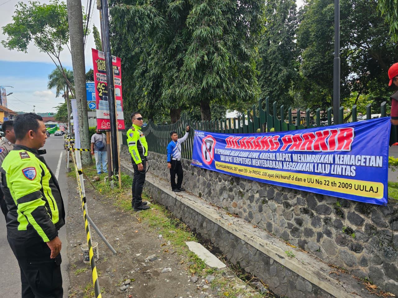 Jajaran Unit Gakkum Satlantas Polres Klaten saat memasang spanduk berisikan larangan parkir sepanjang Jalan Candi Sewu, Kecamatan Prambanan, Klaten. (Dokumentasi Satlantas Polres Klaten)