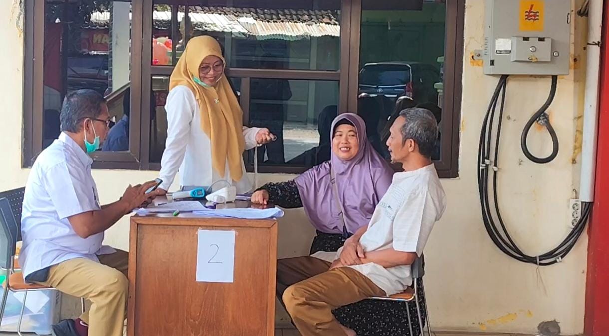 Pemeriksaan kesehatan terhadap calon jemaah haji asal Kecamatan Sukoharjo di Puskesmas Sukoharjo.