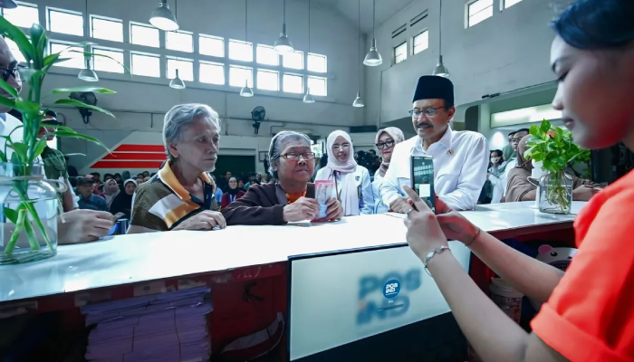 Mensos Saifullah Yusuf (Gus Ipul) meninjau pencairan BLT Kesra 2025 Rp900 ribu di kantor pos.