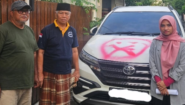 Sherly Annavita tunjukkan mobilnya yang ikut jadi sasaran teror.