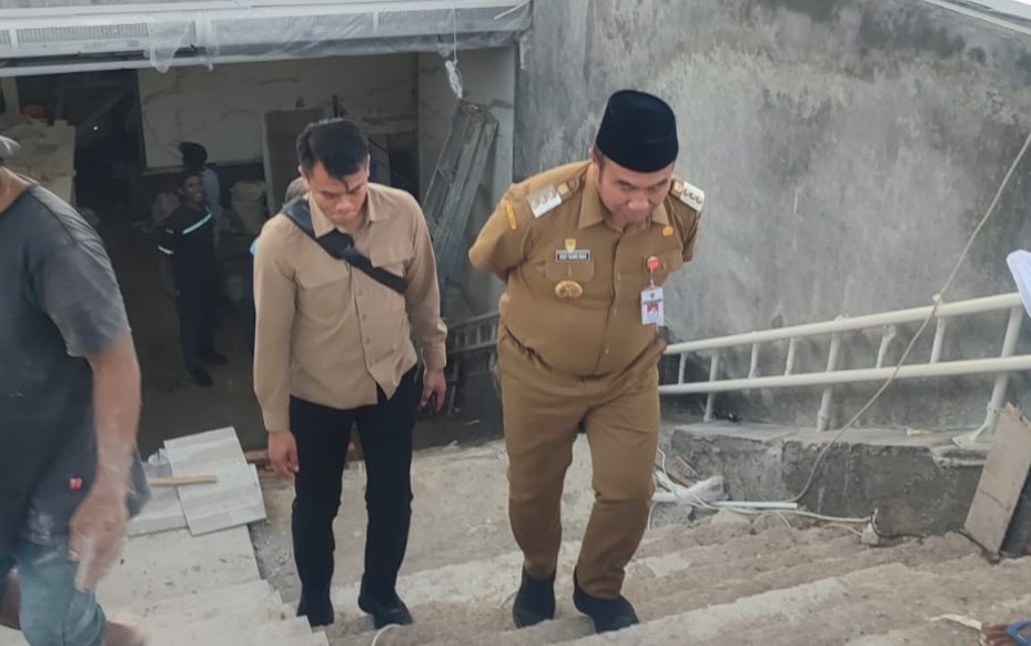 Bupati Sragen Sigit Pamungkas mengecek progres proyek toilet kantor pemda terpadu. (Ahmad Khairudin/Radar Solo)