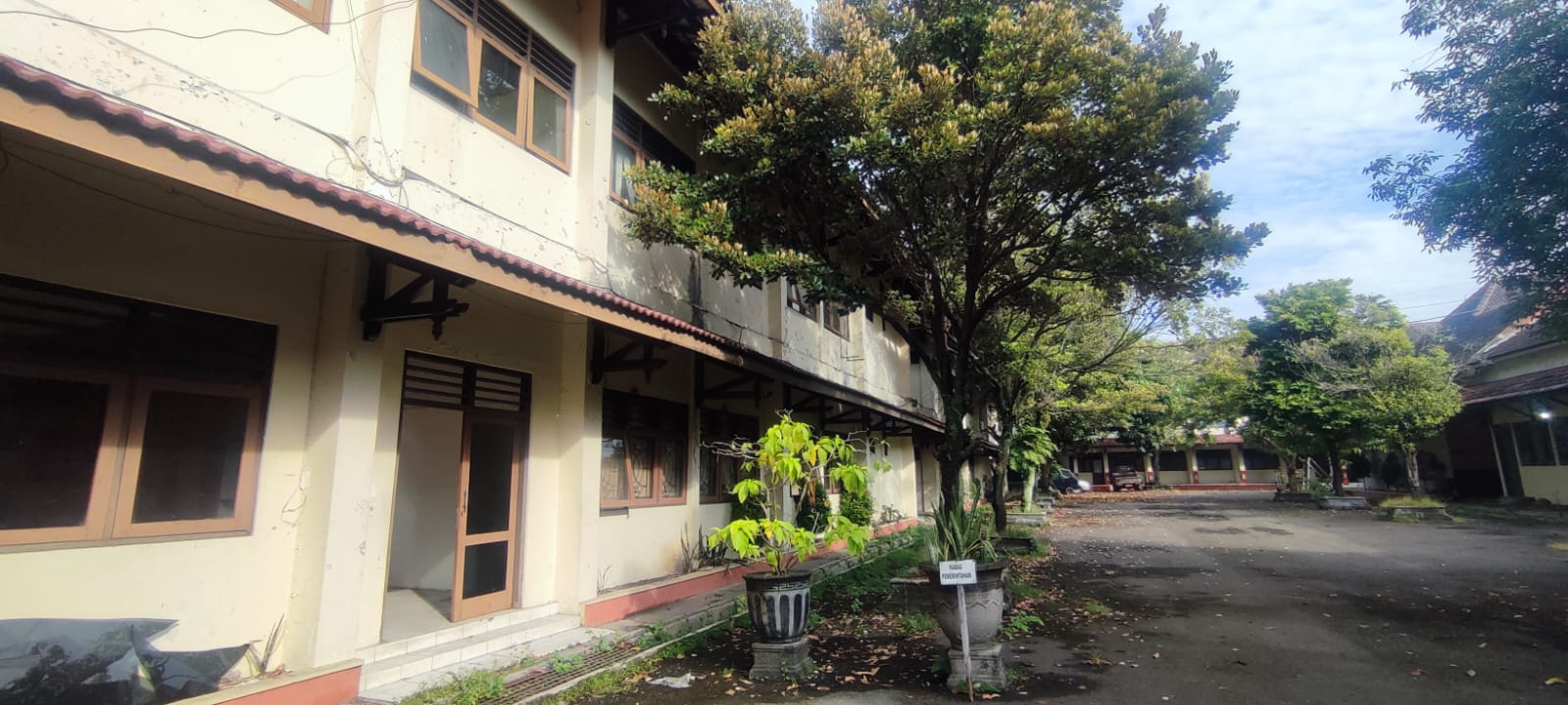 Kondisi kantor Pemda Sragen yang ditinggalkan sejak pindah pada akhir 2024 lalu. (Ahmad Khairudin/Radar Solo)