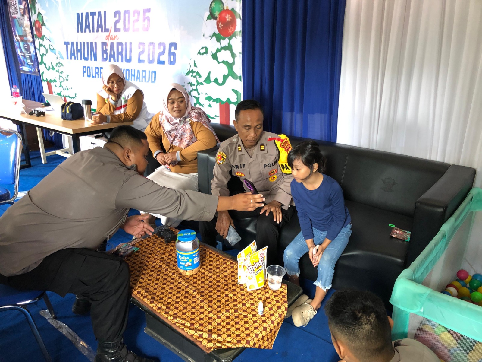 Aeera Divyanisa Naola, 8, diamankan di Pospam 01 Simpang Lima Sukoharjo&nbsp;setelah sempat kesasar, Selasa (30/12).
