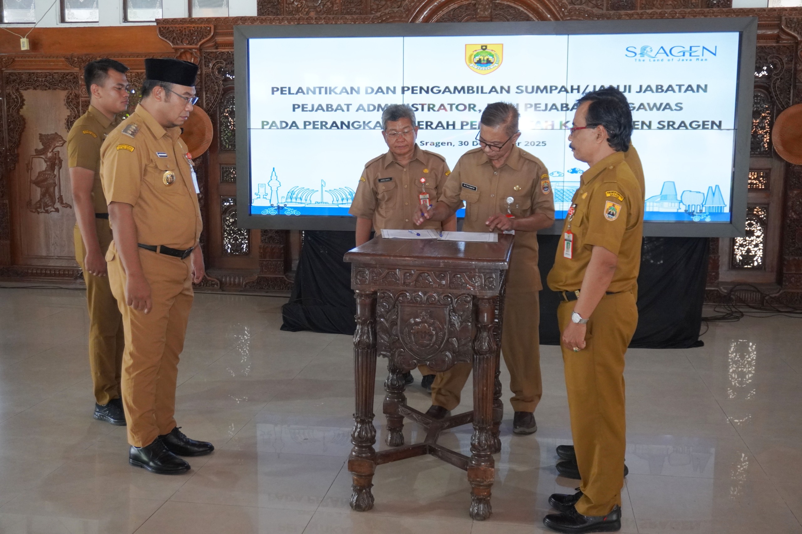 Bupati Sragen Sigit Pamungkas melantik sejumlah pejabat di lingkungan Pemkab Sragen, Selasa (30/12/2025). (Ahmad Khairudin/Radar Solo)