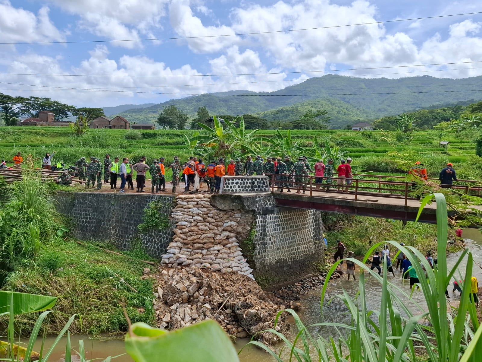Beragam elemen gotong royong perbaiki Jembatan Dung Sreni, Desa Dlepih, Kecamatan Tirtomoyo, Wonogiri, Senin (29/12/2025).