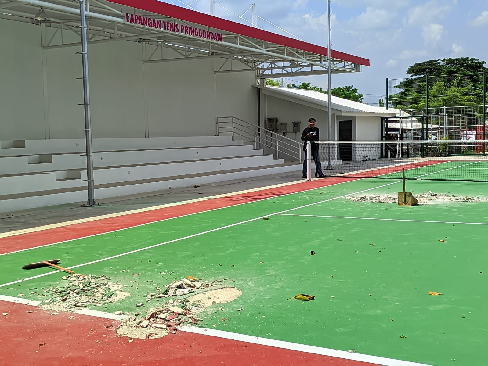 Kondisi lapangan Tenis di STC Pringgodani Wonogiri yang rusak, Selasa (30/12/2025).